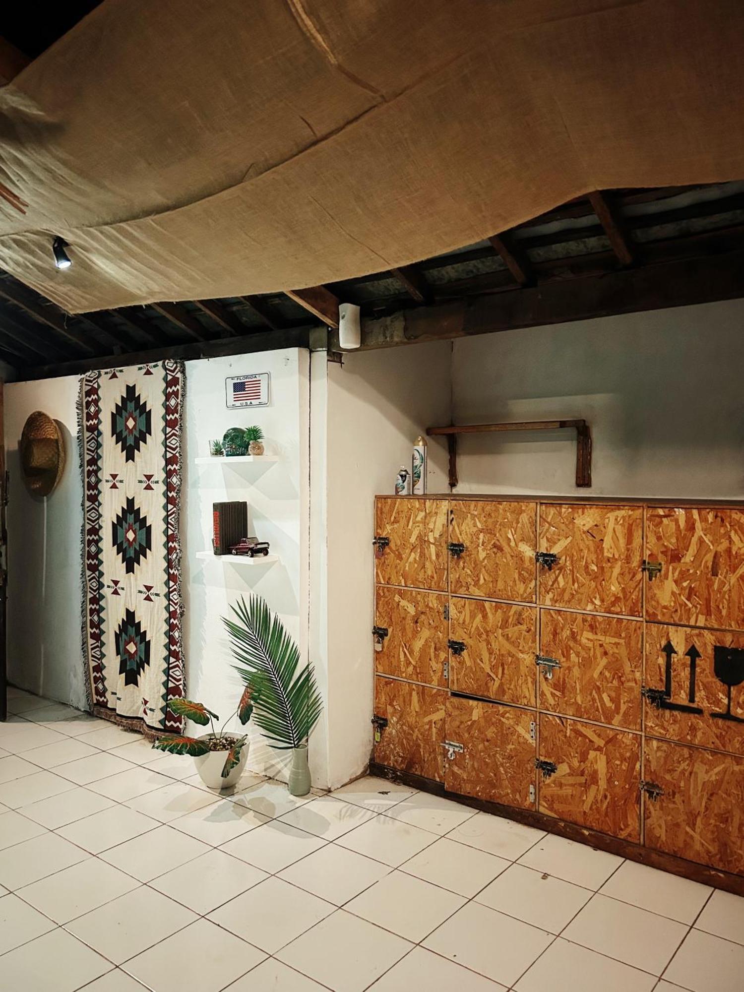 Losmanos Hostel Yogyakarta Eksteriør bilde